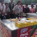 易县摆摊小姐姐,街头经济新风景