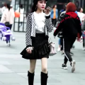 国外街头小姐姐穿搭图片,国外小姐姐们的潮流穿搭解析